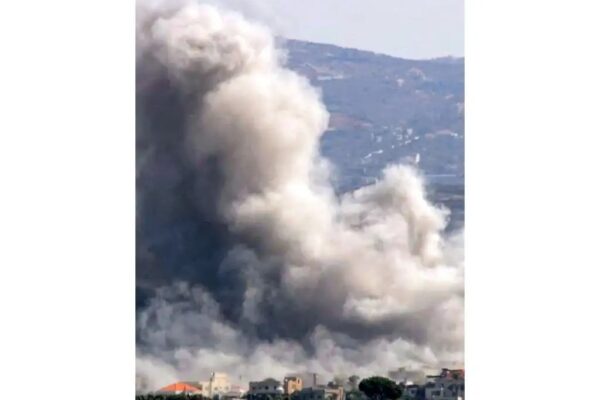 Israel bombardeó por primera vez el norte de Líbano, la localidad de Aito, de mayoría cristiana, con saldo de 21 personas muertas. La imagen, en el sur del país.