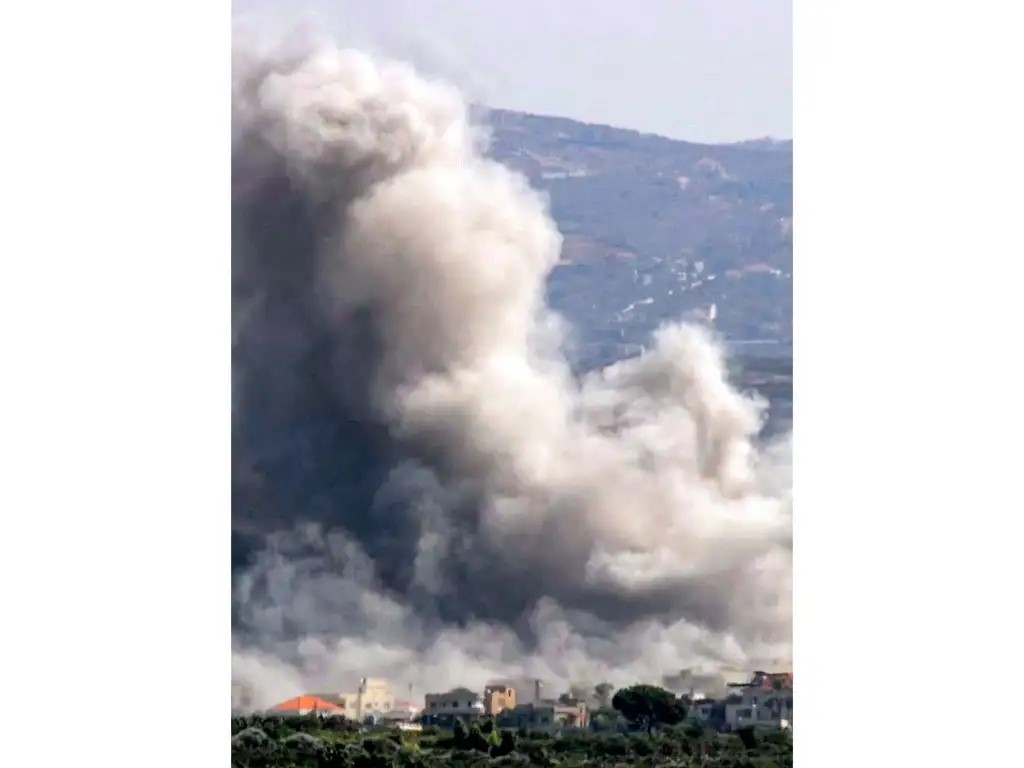 Israel bombardeó por primera vez el norte de Líbano, la localidad de Aito, de mayoría cristiana, con saldo de 21 personas muertas. La imagen, en el sur del país.