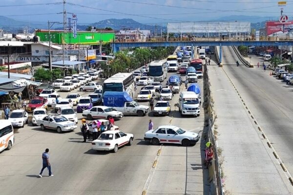 Taxistas de la zona conurbada de Acapulco, protestaron por los asesinatos de choferes y la inseguridad que priva en el puerto. 