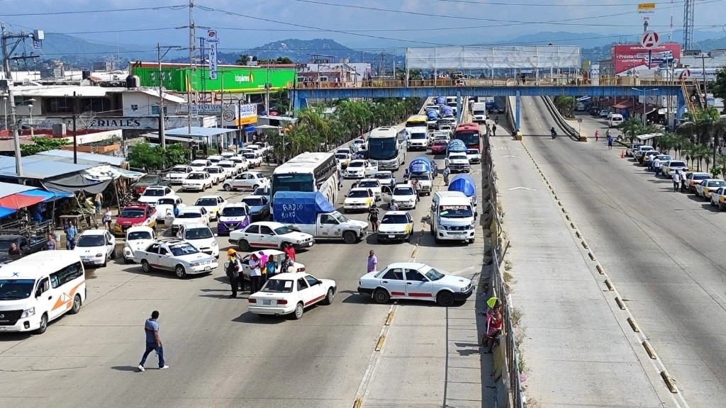 Taxistas de la zona conurbada de Acapulco, protestaron por los asesinatos de choferes y la inseguridad que priva en el puerto. 