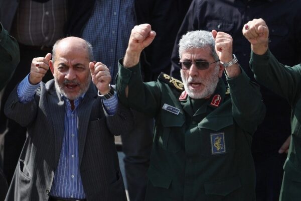 El jefe de la Guardia Revolucionaria Islámica, Esmail Quaani (derecha), durante el funeral del comandante de esa corporación, Abbas Nilforushan, efectuado en Teherán. Quaani reapareció en público luego de semanas de ausencia.