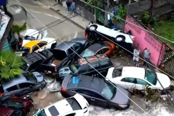 Al menos 13 vehículos colisionaron ayer tras ser arrastrados por una corriente de agua en la colonia Nuevo México del municipio de Guadalupe, Nuevo León, tras las intensas lluvias.