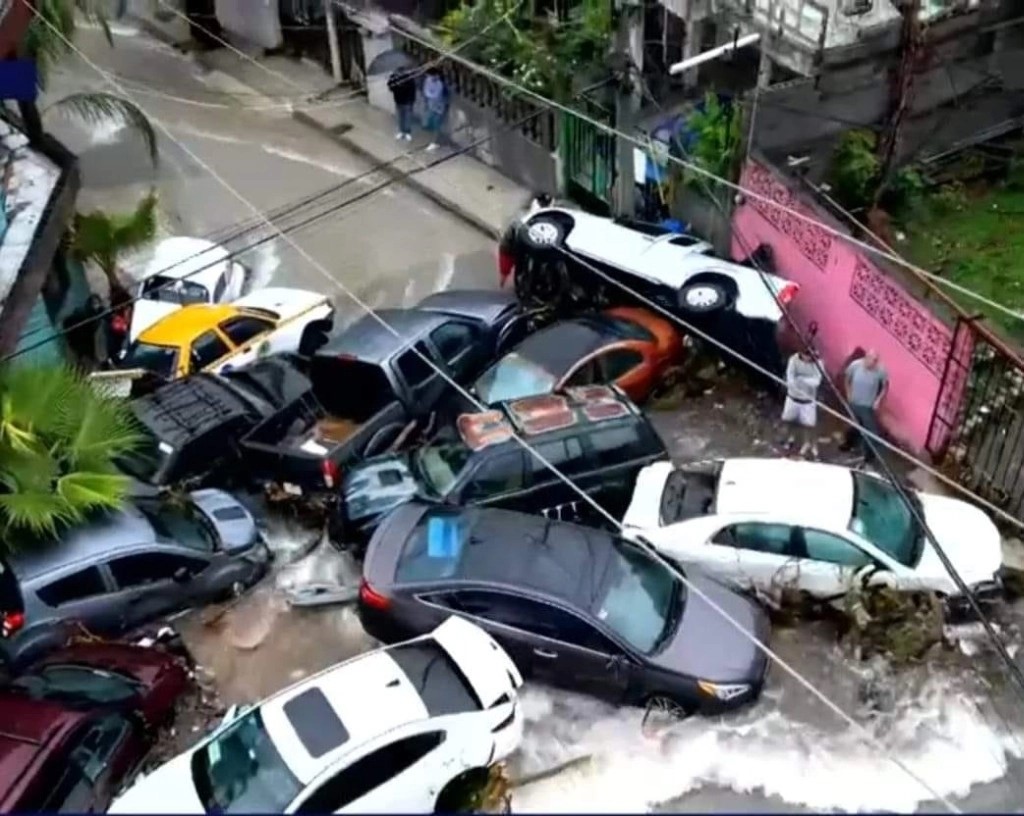 Al menos 13 vehículos colisionaron ayer tras ser arrastrados por una corriente de agua en la colonia Nuevo México del municipio de Guadalupe, Nuevo León, tras las intensas lluvias.