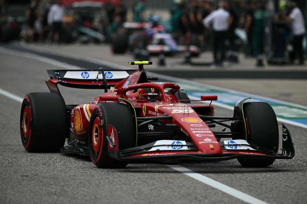 El piloto español Carlos Sainz marcó el mejor tiempo en la única tanda de ensayos libres del Gran Premio de Estados Unidos de Fórmula 1, seguido de su compañero de Ferrari Charles Leclerc, el 18 de octubre de 2024. 