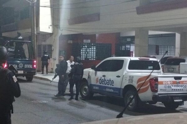 Elementos de seguridad estatal frente a las instalaciones de la casa editorial luego de que fueron baleadas. 