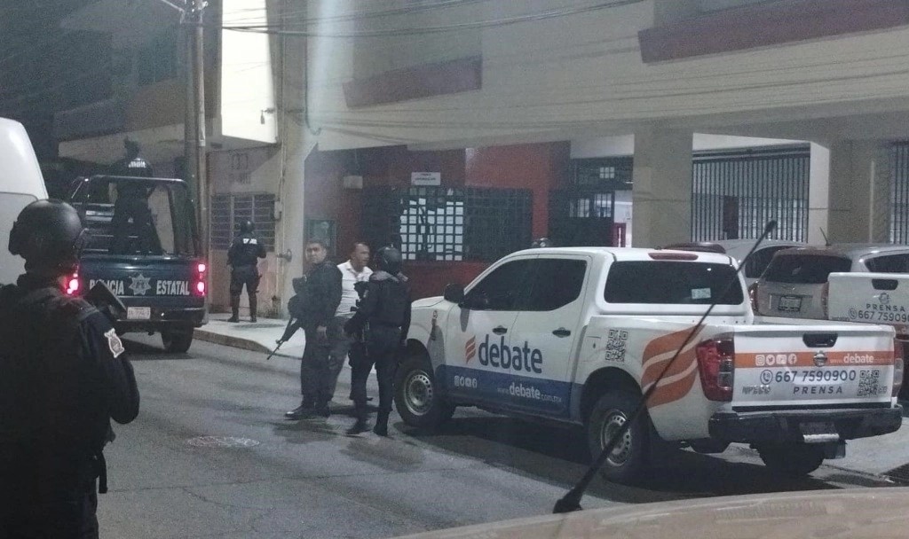 Elementos de seguridad estatal frente a las instalaciones de la casa editorial luego de que fueron baleadas. 