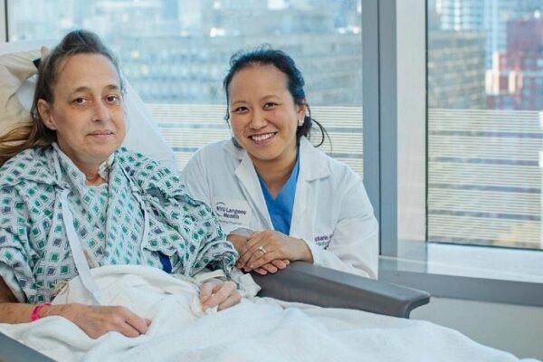 Un equipo quirúrgico del centro NYU Langone Health (Estados Unidos) realizó el primer trasplante de pulmón doble totalmente robótico del mundo