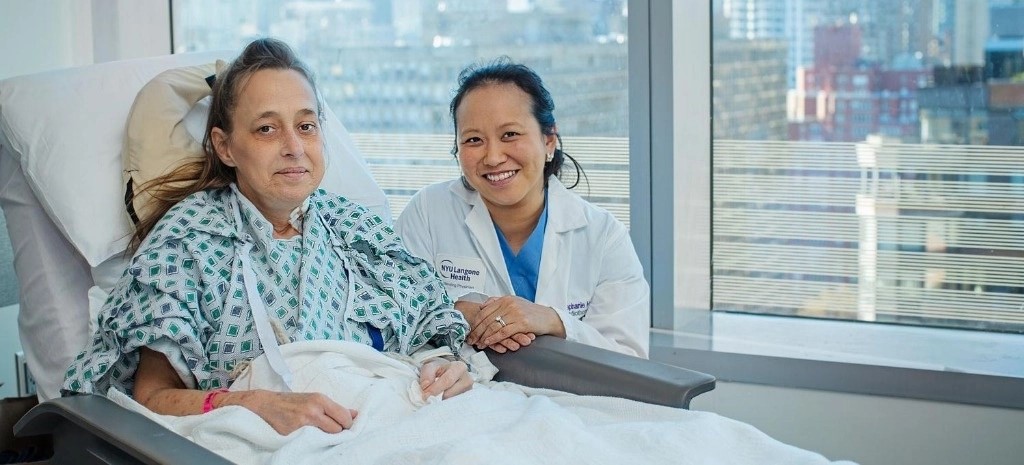 Un equipo quirúrgico del centro NYU Langone Health (Estados Unidos) realizó el primer trasplante de pulmón doble totalmente robótico del mundo