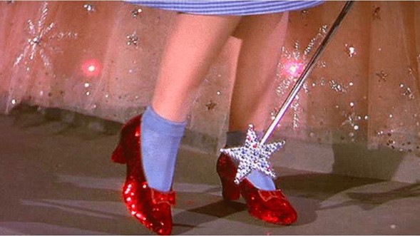 Los famosos zapatos rojos que Judy Garland usó en El Mago de Oz, robados hace casi 20 años y recuperados en 2018, serán subastados en diciembre. 