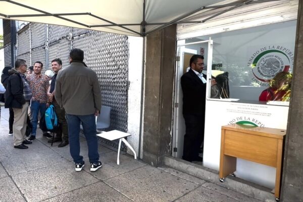 Fila de aspirantes en el módulo de la sede cameral. 