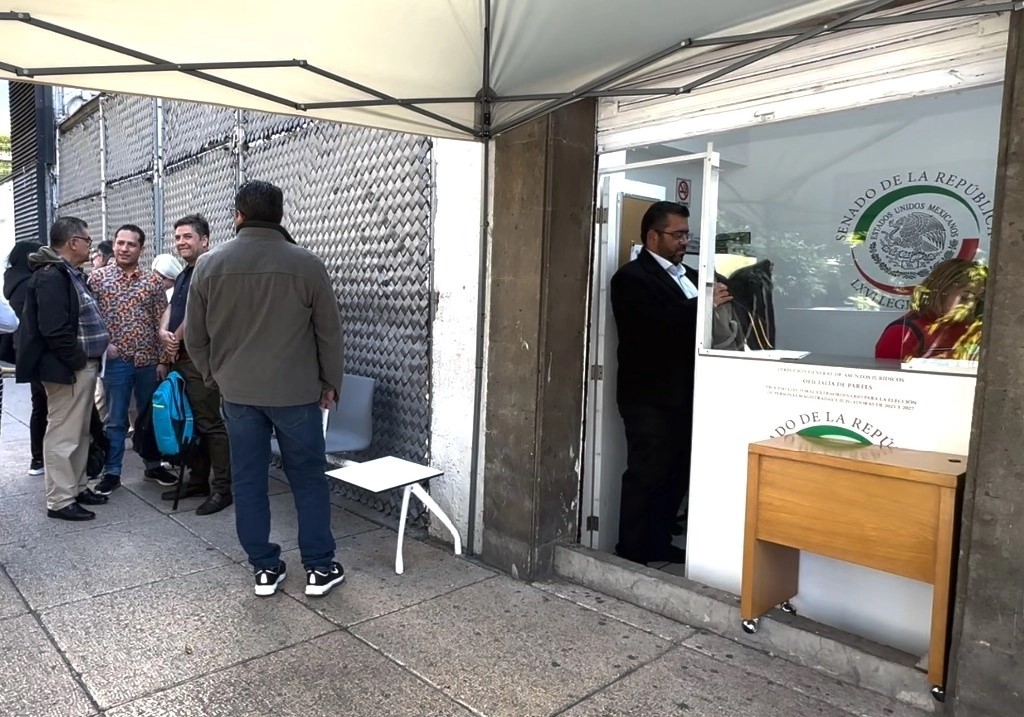 Fila de aspirantes en el módulo de la sede cameral. 