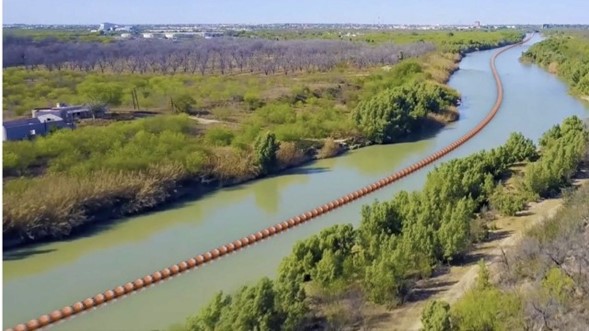 El gobernador Greg Abbott amplió la barrera de boyas y la red de alambre de púas en la frontera de Eagle Pass como una forma de disuadir a migrantes de cruzar desde México. Fueron colocadas cerca del Puente 1, que colinda con Piedras Negras, Coahuila. 