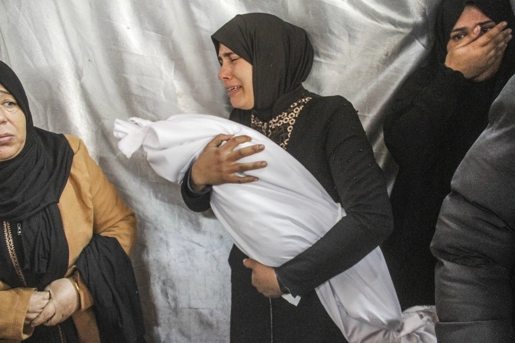 Luto tras el ataque aéreo de Israel contra una escuela que servía de refugio a desplazados, ayer en Gaza. 