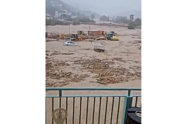 Las provincias de Málaga (en la imagen) y Valencia fueron declaradas en alerta roja ante la nueva ola de lluvias torrenciales que dieron inicio el martes y se prolongarán hasta mañana, lo que ya provocó la evacuación de miles de personas ante la crecida de los ríos.