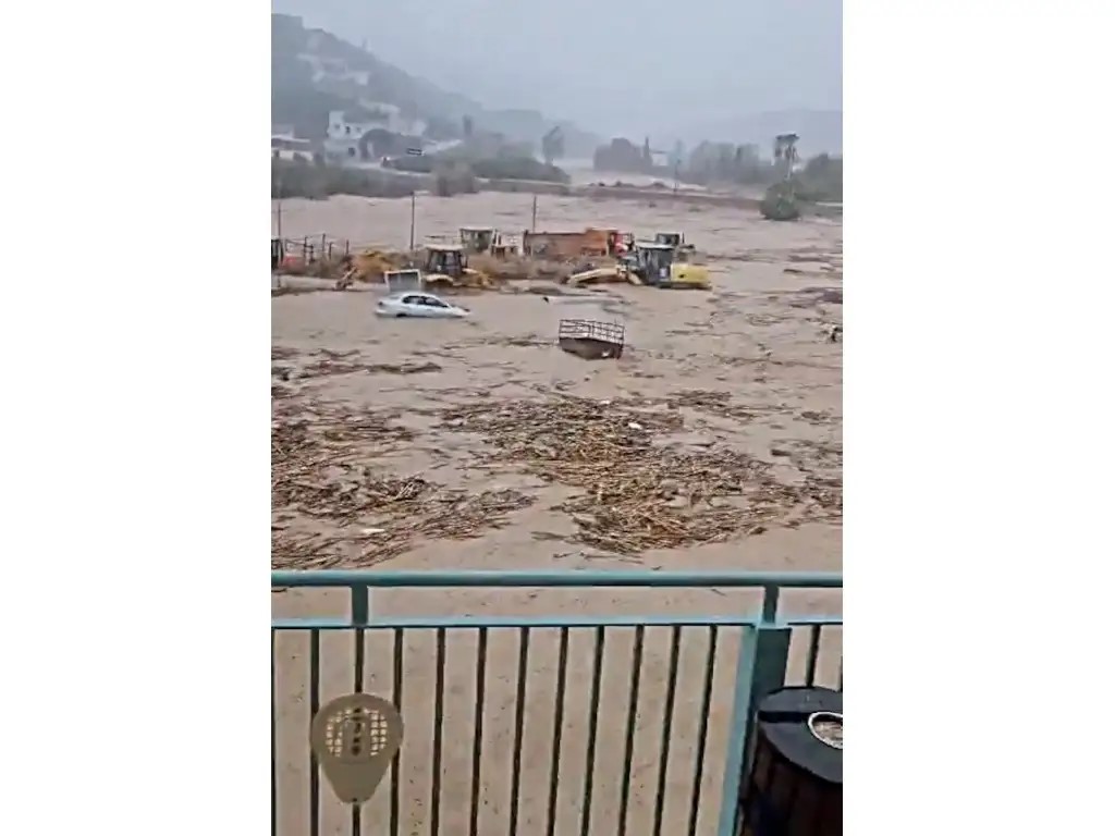 Las provincias de Málaga (en la imagen) y Valencia fueron declaradas en alerta roja ante la nueva ola de lluvias torrenciales que dieron inicio el martes y se prolongarán hasta mañana, lo que ya provocó la evacuación de miles de personas ante la crecida de los ríos.