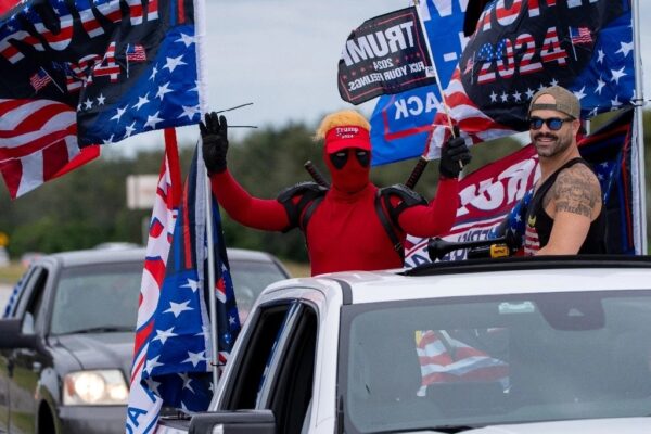 Partidarios de Donald Trump celebraron un desfile de la victoria el domingo en Palm Beach, Florida. En la imagen, un asistente con el disfraz del personaje de cómic 'Deadpool'.