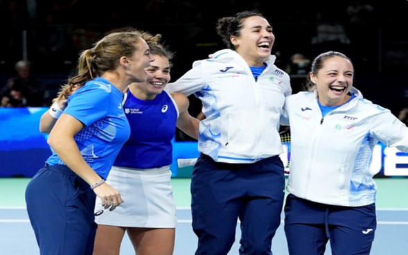 Jasmine Paolini (al centro) celebra con el equipo italiano tras ganar la Billie Jean King Cup femenil en Málaga, el 20 de noviembre de 2024.