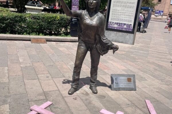 La colectiva 'We R Women On Fire' exhibió en la Plaza de Armas, centro histórico de la ciudad de San Luis Potosí un tendedero con casos de feminicidios a nivel nacional en conmemoración del 25 de noviembre.