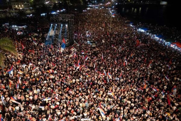 Festejo masivo en Montevideo por el éxito de Yamandú Orsi en la jornada electoral.