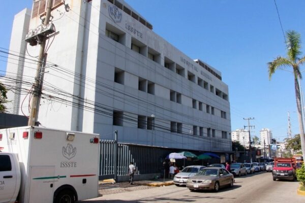 Derechohabientes del ISSSTE de Guerrero demandaron a las autoridades continúen con la construcción del Hospital Regional de Alta Especialidad de Acapulco.