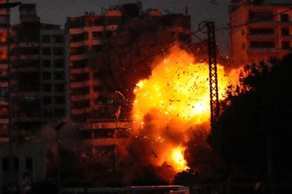 Humo espeso, llamas y escombros surgen de un ataque aéreo israelí que tuvo como objetivo un edificio en Tayouneh, Beirut, Líbano.