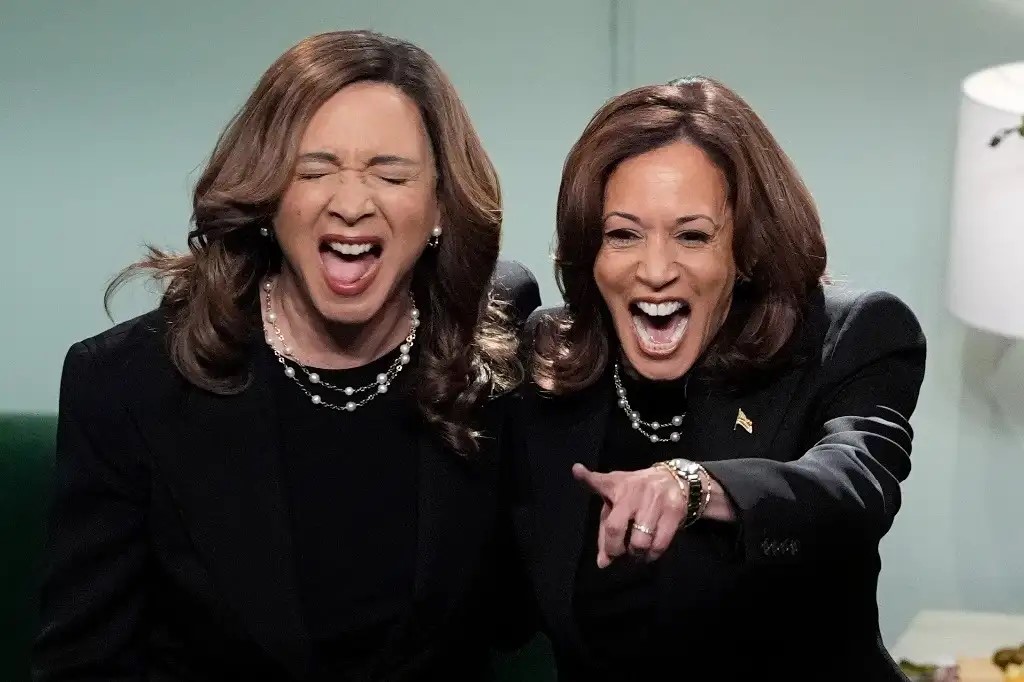 Kamala Harris estuvo antenoche en un programa cómico con la actriz Maya Rudolph, quien suele imitarla. 