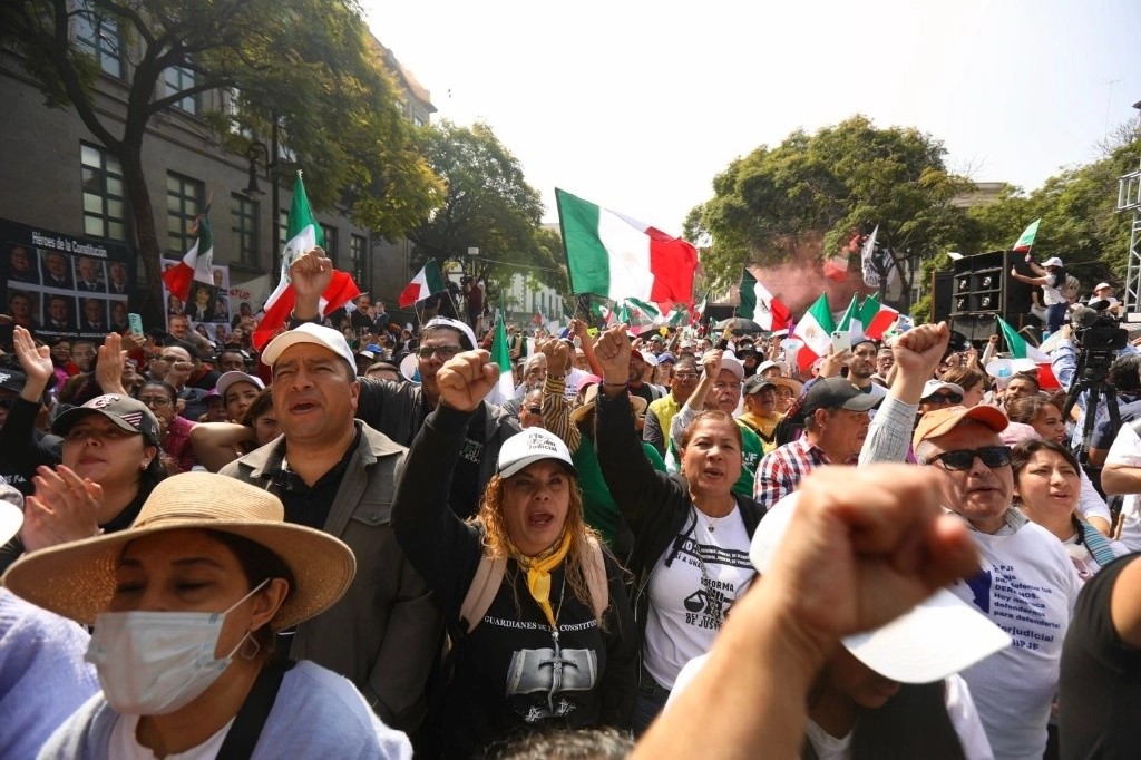 Trabajadores del PJF se reunieron a las afueras de las SCJN para observar la sesión de la Corte.