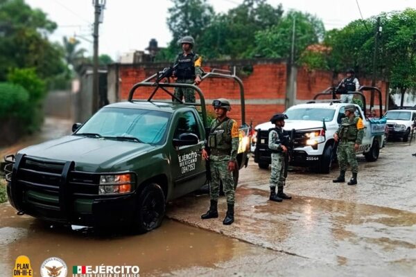 Militares en operativo de auxilio a la población.