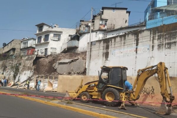 La alcaldía detalló que desde el martes 5 de noviembre de 2024, recibieron la alerta de vecinos de la zona, que advertían que la parte baja del talud se estaba socavando.