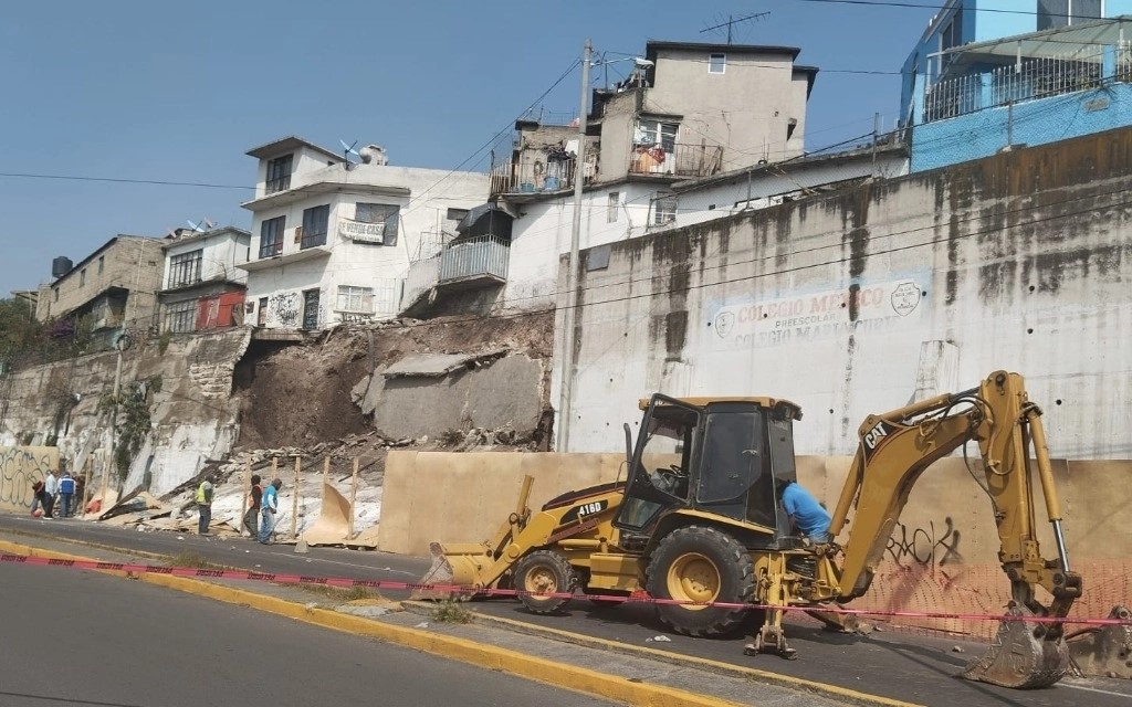 La alcaldía detalló que desde el martes 5 de noviembre de 2024, recibieron la alerta de vecinos de la zona, que advertían que la parte baja del talud se estaba socavando.