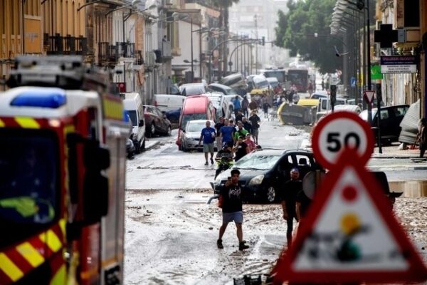 La DANA fue subiendo de intensidad a lo largo de la noche, con rachas de fuerte viento e intensas lluvias que provocaron el desbordamiento de los ríos y la inundación de calles, casas, edificios, hospitales y escuelas.