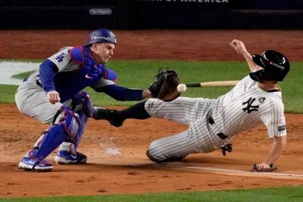 Giancarlo Stanton, de los Yanquis de Nueva York, y el catcher Will Smith, de los Dodgers de Los Ángeles, durante el tercer juego de la Serie Mundial, el 28 de octubre de 2024.