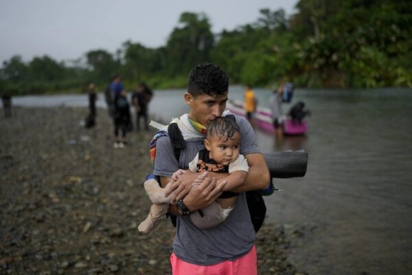 Pese a la victoria de Trump, en el peligroso paso del Darién no cesa el tránsito de migrantes que buscan llegar a Estados Unidos.