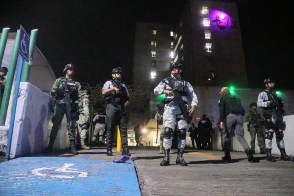 Guardia Nacional resguardando instalaciones hospitalarias en Cuernavaca.