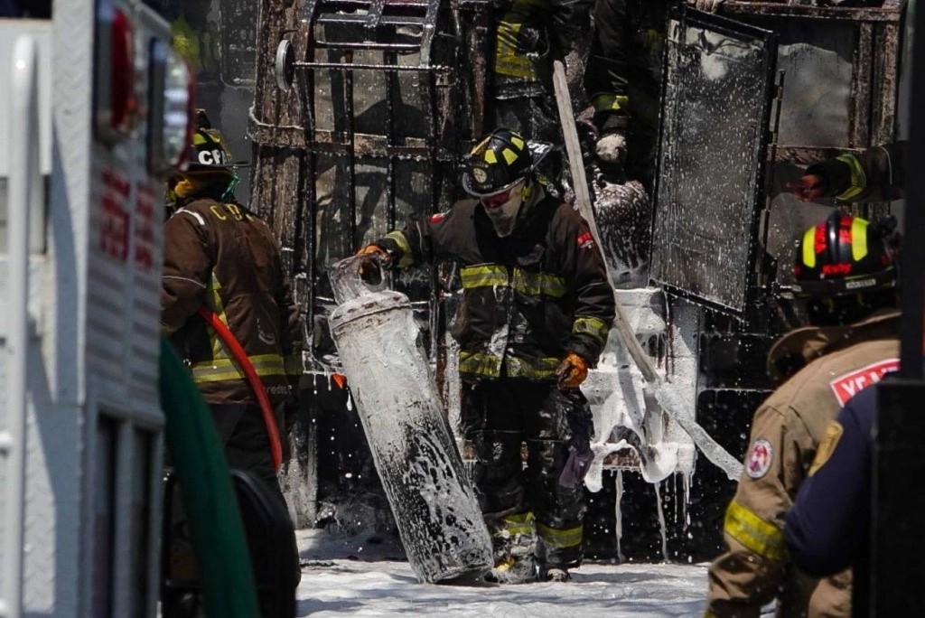 Bomberos atendiendo un caso con cilindros de gas Lp.