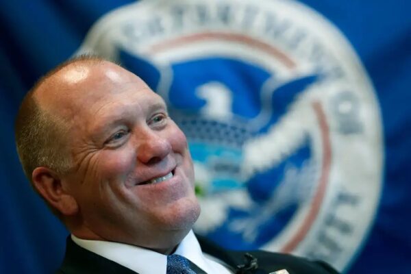 Tom Homan, director de Inmigración y Control de Aduanas, responde preguntas frente a fotografías relacionadas con pandillas de la pandilla MS-13 durante una conferencia diaria en la Casa Blanca, en julio de 2017.