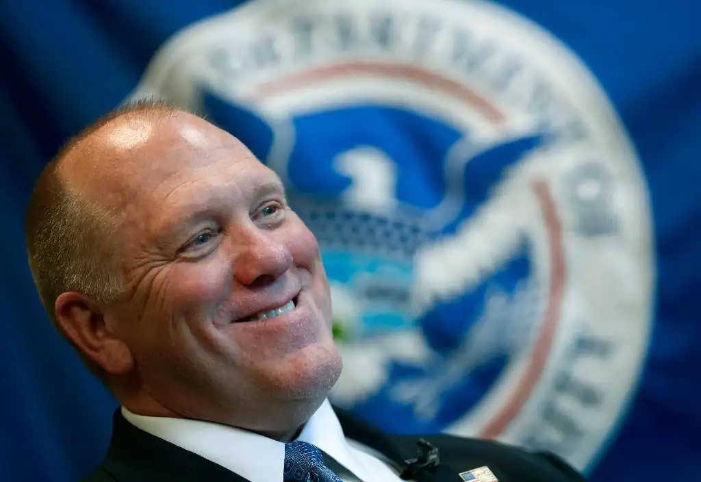 Tom Homan, director de Inmigración y Control de Aduanas, responde preguntas frente a fotografías relacionadas con pandillas de la pandilla MS-13 durante una conferencia diaria en la Casa Blanca, en julio de 2017.