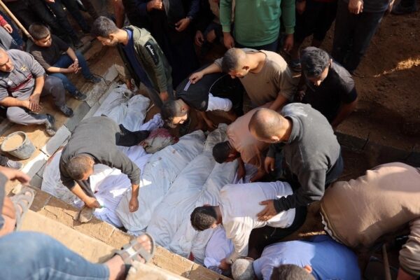 En el cementerio de Jabaliya, una aldea en el norte de Gaza, palestinos entierran los cuerpos de víctimas que dejó nueva incursión aérea de Tel Aviv.