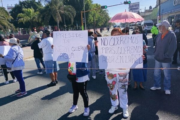 Vecinos de Nezahualcóyotl protestaron por la falta de agua. 