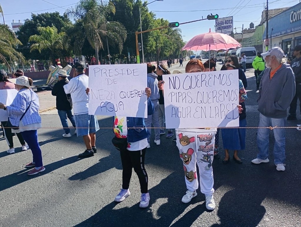 Vecinos de Nezahualcóyotl protestaron por la falta de agua. 