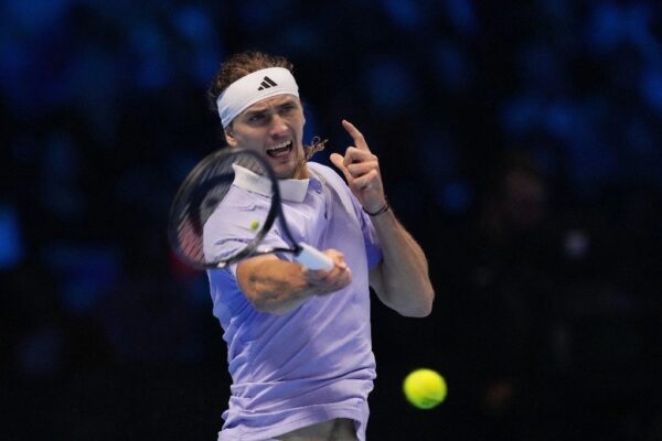 El alemán Alexander Zverev devuelve la pelota al español Carlos Alcaraz durante su partido de tenis individual de las Finales ATP World Tour en el Inalpi Arena, en Turín, Italia, el viernes 15 de noviembre de 2024.