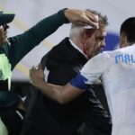 Tras el silbatazo final, 'El Vasco' se acercó a despedirse del colombiano Reinaldo Rueda, timonel del conjunto catracho, pero el impacto de una lata de cerveza en su frente provocó que corrieran varios ríos de sangre sobre su rostro. 