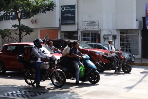 Circulación de motociclistas en vialidades de Oaxaca.