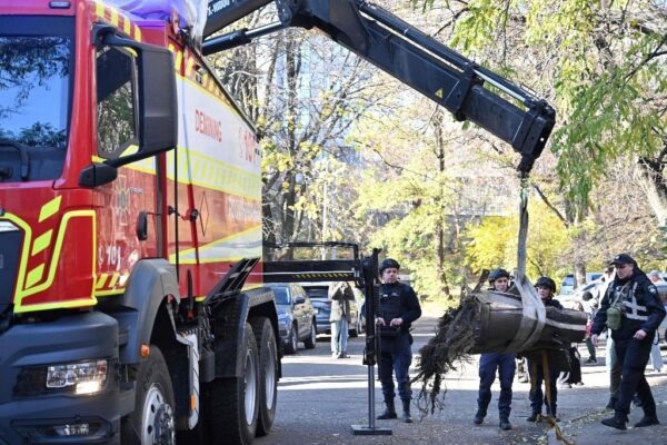 Retiro de un fragmento de un misil hipersónico ruso Zircon, después de que impactara contra un edificio residencial de cinco pisos en Kiev durante un bombardeo aéreo "masivo" el 17 de noviembre de 2024, en medio de la invasión rusa en Ucrania.