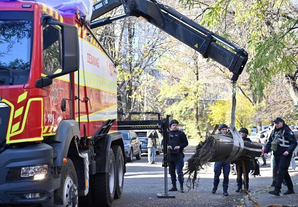 Retiro de un fragmento de un misil hipersónico ruso Zircon, después de que impactara contra un edificio residencial de cinco pisos en Kiev durante un bombardeo aéreo "masivo" el 17 de noviembre de 2024, en medio de la invasión rusa en Ucrania.