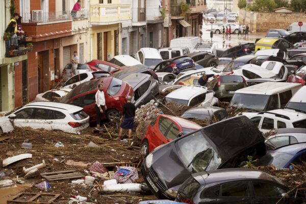 Gran cantidad de vehículos quedaron apilados en una calle de la localidad de Sedavi tras las torrenciales lluvias que azotaron el sur de Valencia en los últimos días.