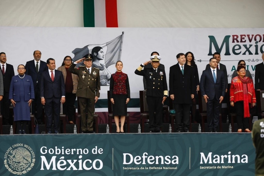 La presidenta Claudia Sheinbaum encabeza el pase de revista a los contingentes que participan en el desfile de la ceremonia por el 114 aniversario inicio de la Revolución Mexicana, en el Zócalo capitalino, el 20 de noviembre de 2024. 