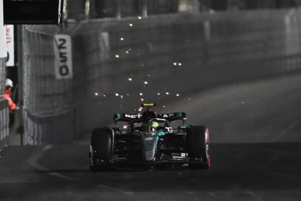 El piloto británico Lewis Hamilton, Mercedes, firmó los mejores tiempos de los dos primeros ensayos libres del Gran Premio de Las Vegas. 