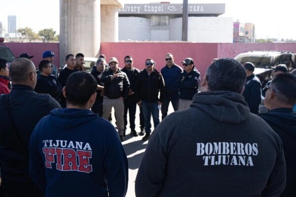 Los bomberos protestan contra el proyecto de ley que pretende ampliar la edad de jubilación en BC. 