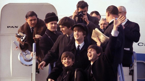 La banda británica The Beatles estalló en Nueva York al mismo tiempo que una epidemia de rubéola, dice una voz masculina